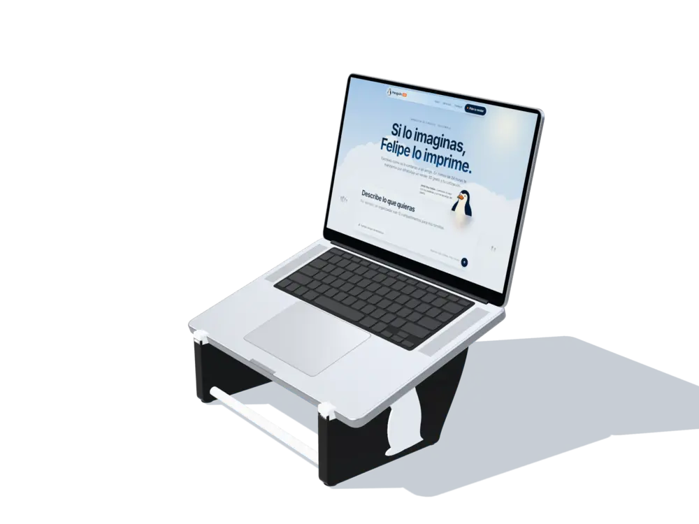 Soporte negro con un pingüino blanco en relieve y una laptop encima